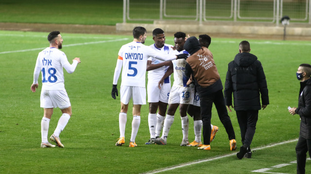 יוג’ין אנסה חוגג עם שחקני קריית שמונה (צילום: שלומי גבאי)