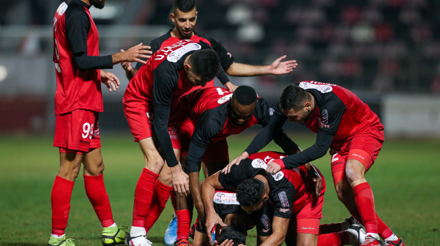 שחקני בני סכנין חוגגים (צילום: מאור אלקסלסי)