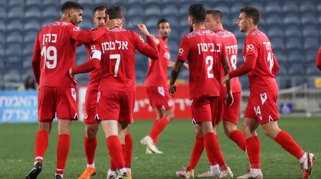 עומרי אלטמן חוגג עם שחקני הפועל תל אביב (צילום: דני מרון)