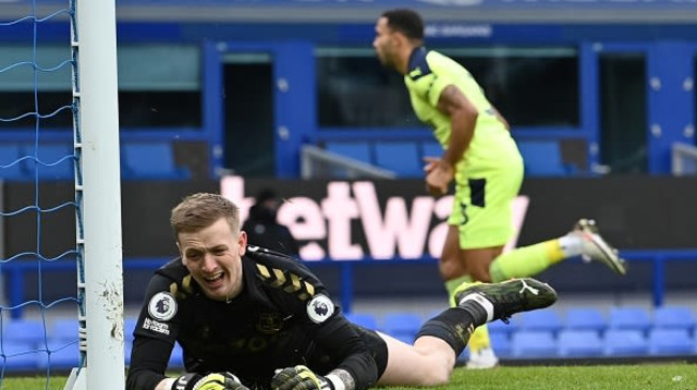 קאלום ווילסון חוגג, ג’ורדן פיקפורד מאוכזב (צילום: PAUL ELLIS/POOL/AFP via Getty Images)