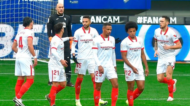 שחקני סביליה חוגגים (צילום: ANDER GILLENEA/AFP via Getty Images)