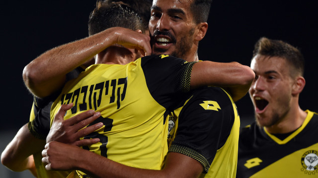 גבי קניקובסקי חוגג עם בן אז’ובל (צילום: ברני ארדוב)