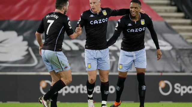 שחקני אסטון וילה חוגגים (צילום: Robin Jones/Getty Images)