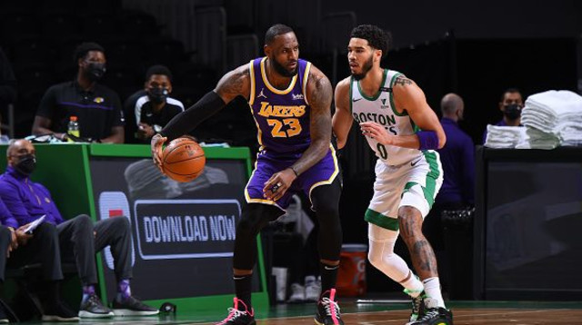 לברון ג’יימס, ג’ייסון טייטום (צילום: Brian Babineau/NBAE via Getty Images)