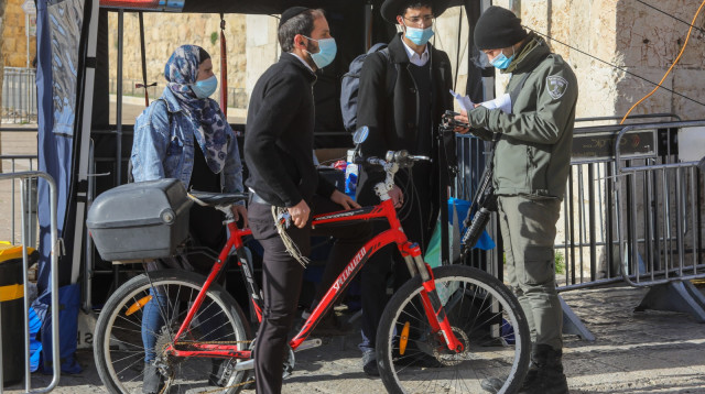 שוטרים אוכפים את הסגר בירושלים (צילום: מרק ישראל סלם)