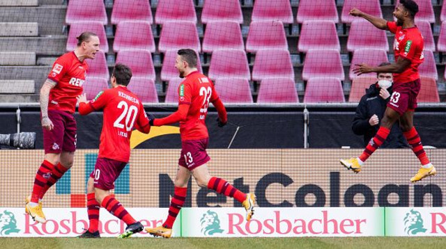 מריוס וולף חוגג עם שחקני קלן (צילום: picture alliance / Contributor)