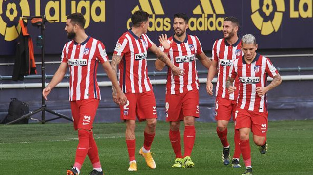 לואיס סוארס חוגג עם שחקני אתלטיקו מדריד (צילום: Jose Breton/Pics Action/NurPhoto via Getty Images)