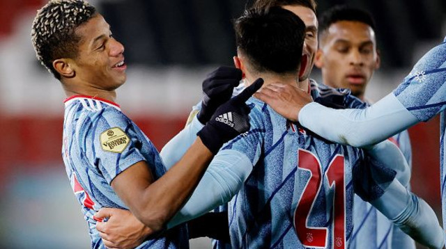 שחקני אייאקס חוגגים עם דוד נרס (צילום: Soccrates Images / Contributor)