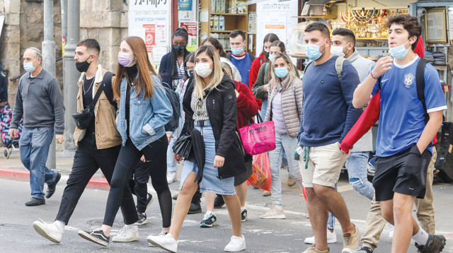 אנשים עם מסכות  (צילום: מרק ישראל סלם)