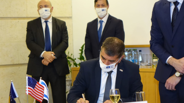גבי אשכנזי חותם על הסכם כינון היחסים הדיפלומטיים בין ישראל לקוסובו (צילום: דוברות משרד החוץ)