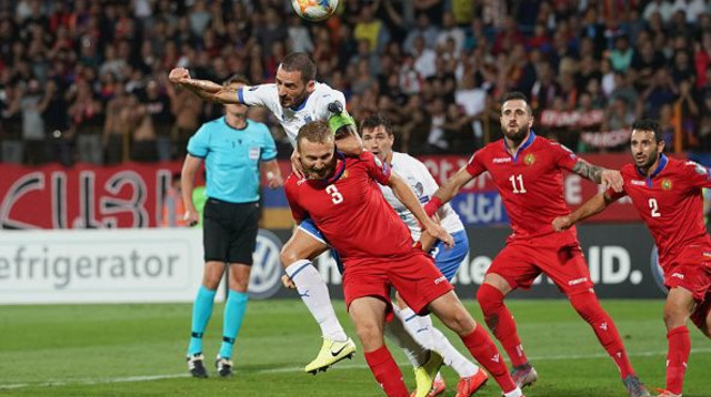 ואראזדט הרויאן נאבק עם לאונרדו בונוצ’י (צילום: Claudio Villa/Getty Images)