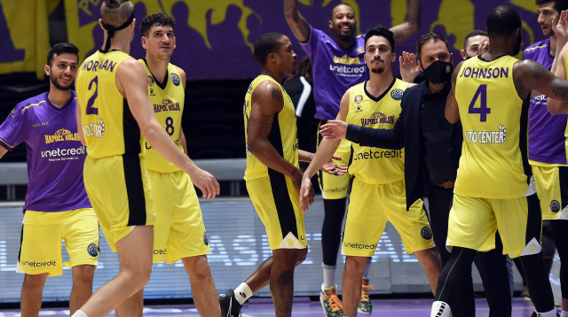 שחקני הפועל חולון (צילום: ברני ארדוב)