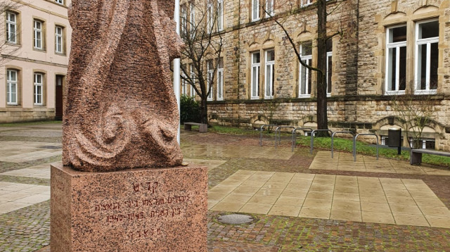 פסל קדיש בלוקסמבורג של הפסל שלמה זלינגר (צילום: גדעון קוץ)
