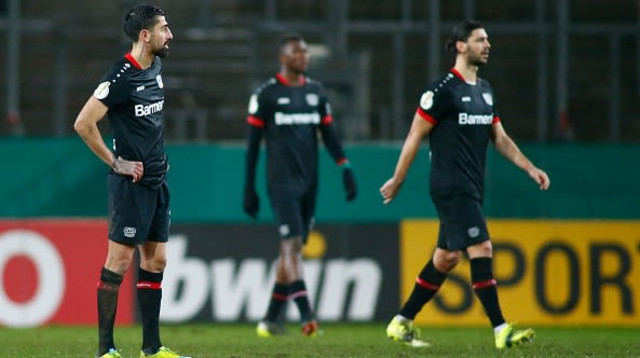 שחקני לברקוזן מאוכזבים (צילום: THILO SCHMUELGEN/POOL/AFP via Getty Images)