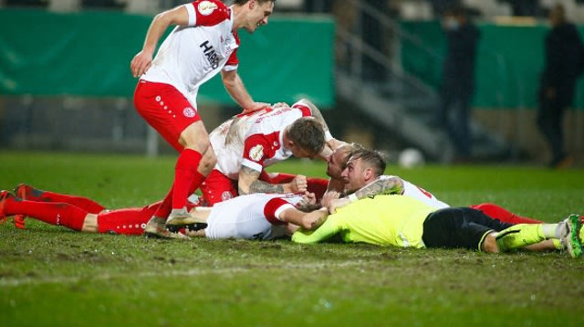 שחקני אסן חוגגים (צילום: THILO SCHMUELGEN / Contributor)