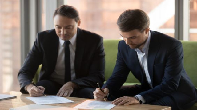 הכנת הצעות למכרז (צילום: Shutterstock)