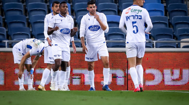 שחקני מכבי פתח תקווה (צילום: מאור אלקסלסי)