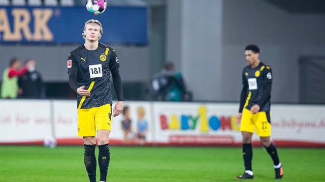 ארלינג הולאנד וג’וד בלינגהאם מאוכזבים (צילום: Tom Weller/picture alliance via Getty Images)