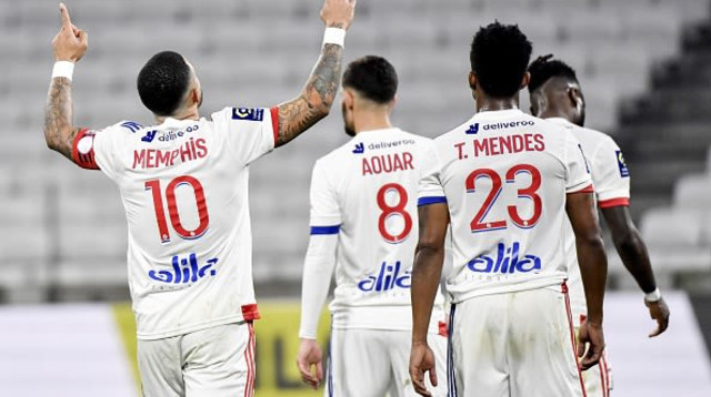 שחקני ליון חוגגים (צילום: PHILIPPE DESMAZES/AFP via Getty Images)