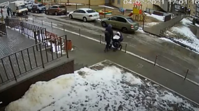 שניות ספורות לפני הרגע המחריד (צילום: רשתות חברתיות)