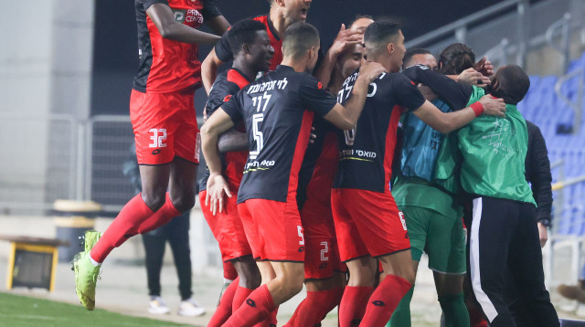 שחקני הפועל חדרה חוגגים (צילום: דני מרון)