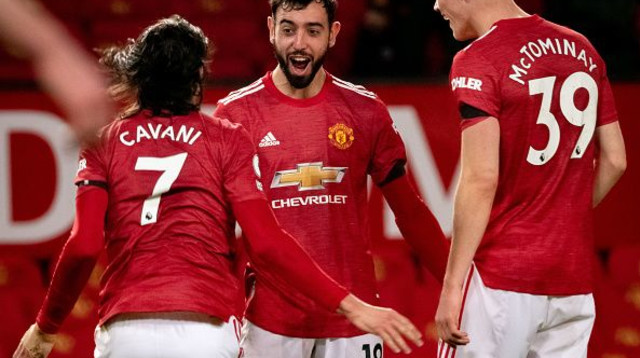 ברונו פרננדס חוגג עם אדינסון קבאני וסקוט מקטומיניי (צילום: Ash Donelon/Manchester United via Getty Images)