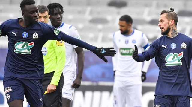 שחקני מארסיי חוגגים (צילום: PHILIPPE DESMAZES/AFP via Getty Images)