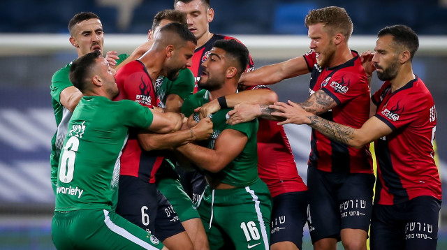 גל אראל נאבק עם מוחמד אבו פאני (צילום: מאור אלקסלסי)