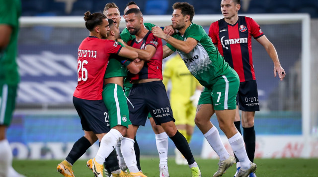 גל אראל נאבק עם מוחמד אבו פאני (צילום: מאור אלקסלסי)