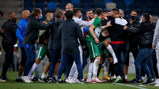 שחקני מכבי חיפה והפועל חיפה בקטטה (צילום: מאור אלקסלסי)