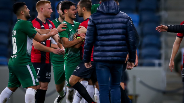 שחקני מכבי חיפה והפועל חיפה בקטטה (צילום: מאור אלקסלסי)