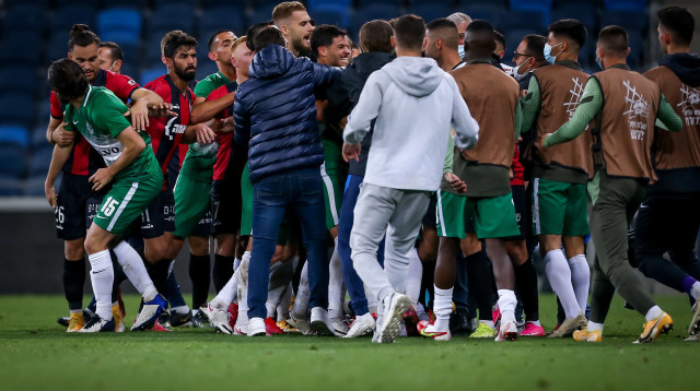 שחקני מכבי חיפה והפועל חיפה בקטטה (צילום: מאור אלקסלסי)