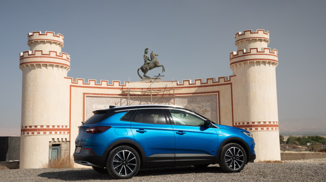 אופל PHEV (צילום: רונן טופלברג)