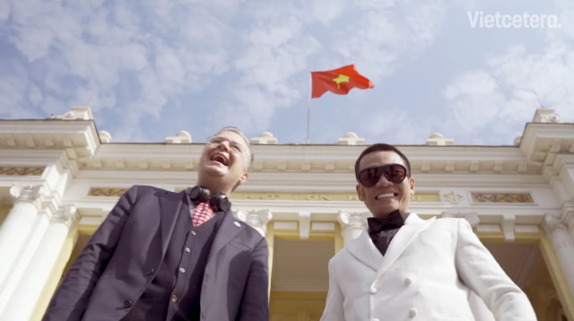 שגריר ארה"ב והכוכב הווייטנאמי  (צילום: רויטרס)