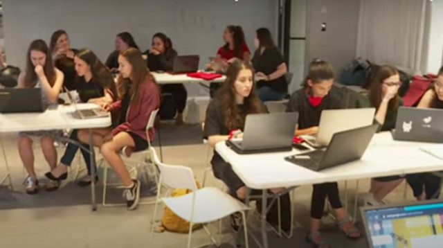 תוכנית הדור הבא ב-she codes (צילום: צילום מסך כאן 11,צילום מסך יוטיוב)