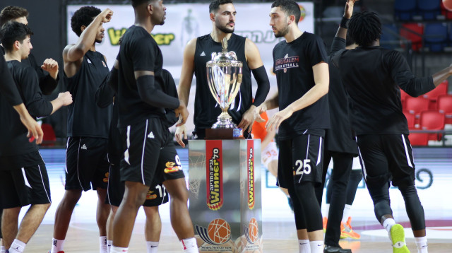 שחקני הפועל ירושלים עם גביע המדינה (צילום: דני מרון)