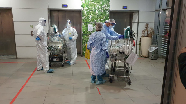העברת הפג ממחלקת קורונה לפגיה (צילום: דוברות רמב"ם)