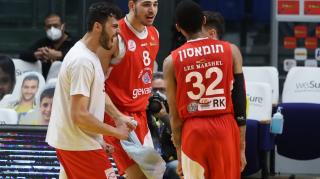 שחקני הפועל גלבוע/גליל חוגגים (צילום: דני מרון)