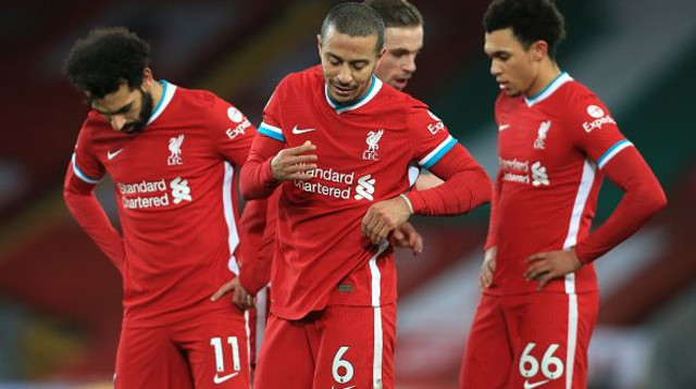 שחקני ליברפול מאוכזבים (צילום: Simon Stacpoole/Offside/Offside via Getty Images)