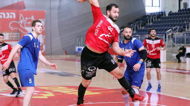 כדוריד: דאליבור סוקיץ’ מהפועל ראשון לציון נגד עירוני רחובות (צילום: הדר ואן קולא איגוד הכדוריד)