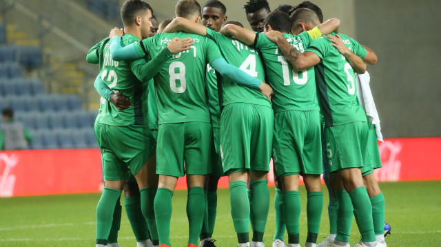 שחקני הפועל כפר סבא (צילום: אודי ציטיאט)