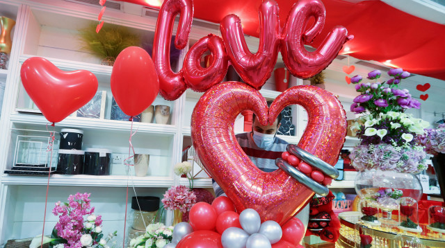 חנות בסעודיה נערכת לקראת הוולנטיינז' דיי (צילום: רויטרס)