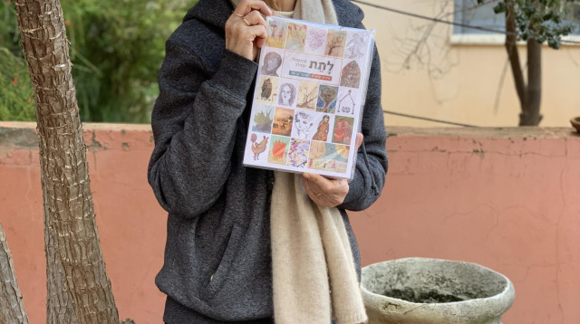 חמוטל בן זאב עם ספרה החדש (צילום: מיכל כהן אלדן)