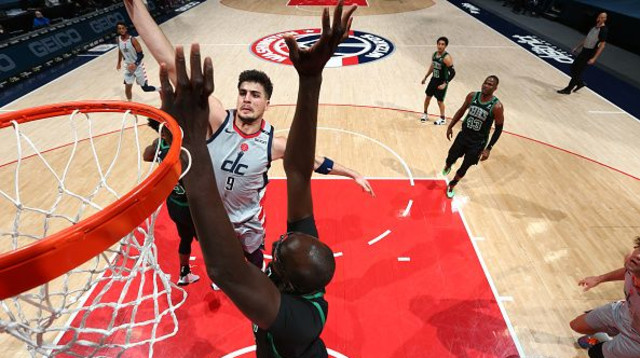 דני אבדיה בדאנק (צילום: Stephen Gosling/NBAE via Getty Images)