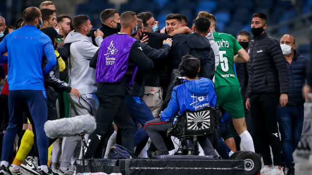 שחקני מכבי חיפה והפועל חיפה בקטטה (צילום: מאור אלקסלסי)