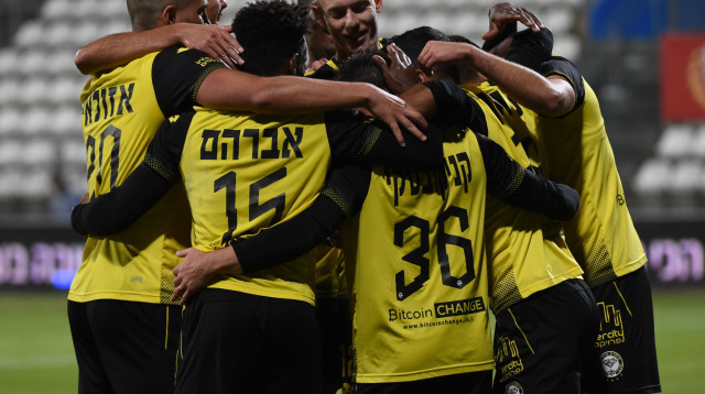 שחקני מכבי נתניה חוגגים (צילום: )