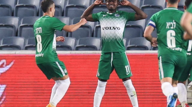 שחקני מכבי חיפה חוגגים (צילום: דני מרון)