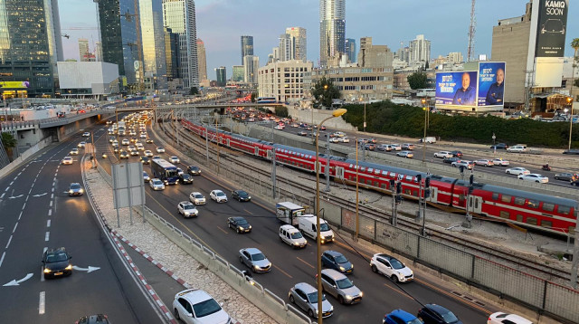 תנועה בנתיבי איילון (צילום: 15 דקות - ארגון צרכני תחבורה ציבורית בישראל )