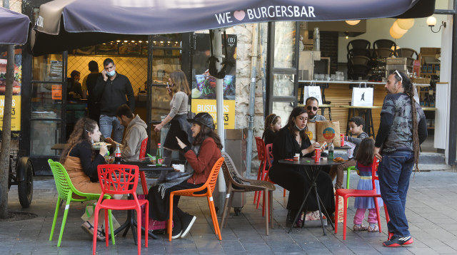 אנשים במסעדה אחרי הסגר, ירושלים (צילום: מרק ישראל סלם)