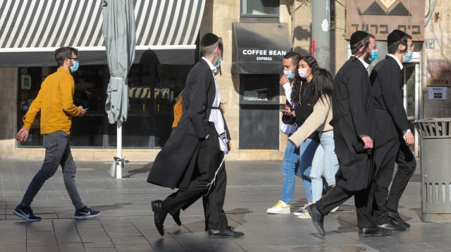 אנשים עם מסכות בירושלים (צילום: מרק ישראל סלם)